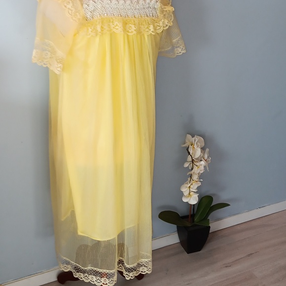 Yellow vintage handmade nightie - Picture 6 of 8